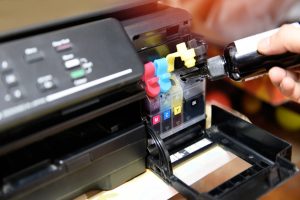 Read more about the article Quais as vantagens e como funciona o refil de tinta para impressora?