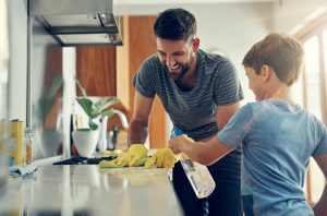 Read more about the article Descubra como envolver seus filhos nas tarefas domésticas!